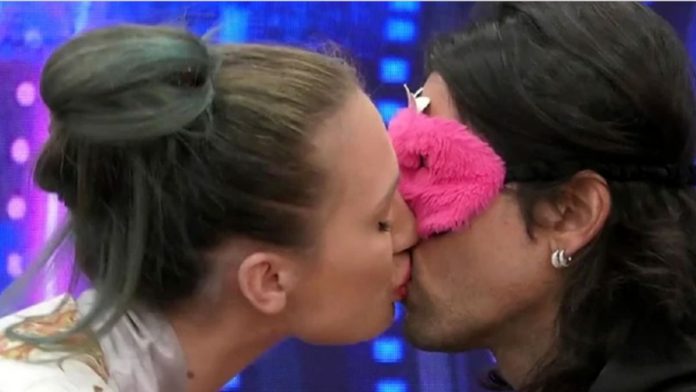 Grande Fratello Vip, il gioco del bacio misterioso: Luca Onestini riconosce tutte, anche NIkita Pelizon | Video Mediaset Luca e Nikita