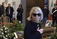 Maria De Filippi, compostezza e dignità: l’insegnamento che ci sta dando in queste ore dopo la morte di Maurizio Costanzo Maria De Filippi