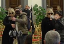 Selfie con Maria De Filippi durante la camera ardente di Costanzo. Bufera sui social Maria De Filippi