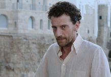 Sei donne – Il mistero di Leila, intervista a Maurizio Lastrico: “Maya Sansa mi ha bacchettato sul set. Don Matteo? Tenetemi un posto libero da giugno” Maurizio Lastrico