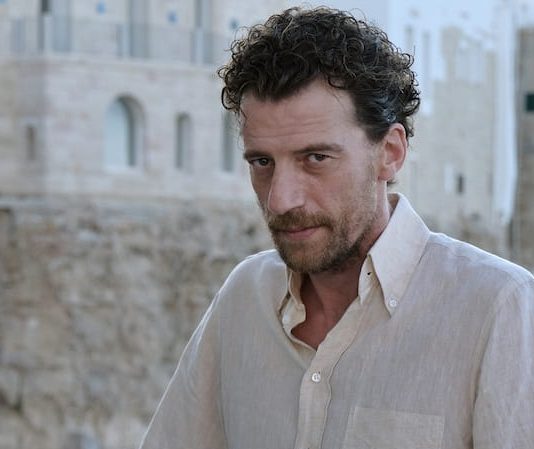 Sei donne – Il mistero di Leila, intervista a Maurizio Lastrico: “Maya Sansa mi ha bacchettato sul set. Don Matteo? Tenetemi un posto libero da giugno” Maurizio Lastrico