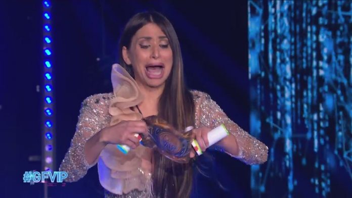 Grande Fratello Vip, Sarah Altobello ha il bussolotto di ritorno e rientra in Casa | Video Mediaset Sarah rientra in Casa