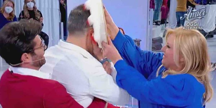 Uomini e Donne, Tina Cipollari tira una torta in faccia a Riccardo | Video Witty TV Tina torta a Riccardo a Uomini e Donne