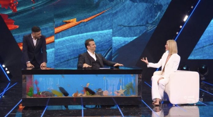 “Felicissima Sera – All Inclusive”, Pio e Amedeo intervistano Michelle Hunziker e cantano “Più bella nonna non c’è” | Video Mediaset