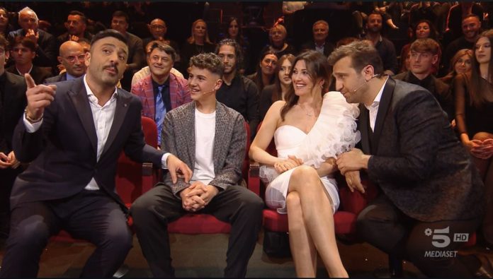 “Felicissima Sera – All Inclusive”, Giovanna Civitillo e suo figlio Josè aiutano Pio e Amedeo a scoprire talenti neomelodici | Video Mediaset