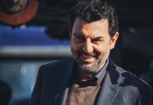 Un passo dal cielo 7, intervista a Enrico Ianniello: “Vincenzo si sentirà abbandonato da Carolina. L’addio di Daniele Liotti? Non si sa mai cosa può succedere” Enrico Ianniello