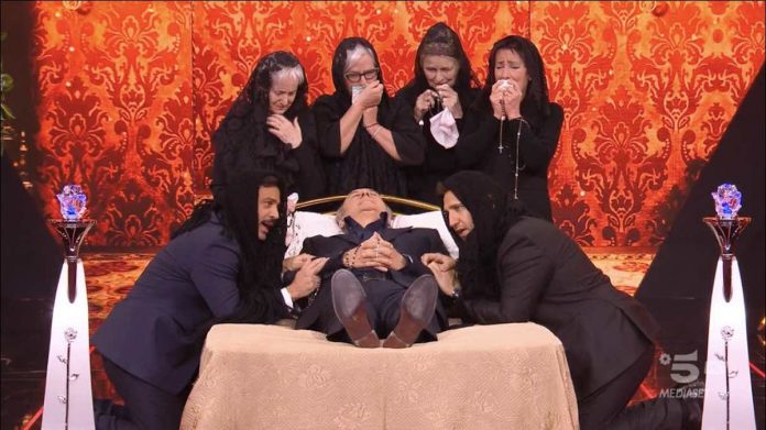 “Felicissima Sera – All Inclusive”, Pio e Amedeo dal Guinness World Records all’inscenare la morte di Gerry Scotti | Video Mediaset Felicissima sera