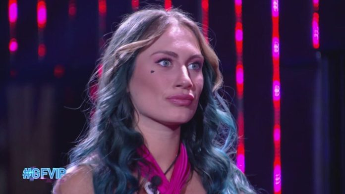 Grande Fratello Vip, una sorpresa per Nikita Pelizon: la sua migliore amica Giulia | Video Mediaset Nikita