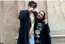 Tananai canta “Tango” a sorpresa con un’artista di strada: il video diventa virale Tananai e Virginia Mingoli