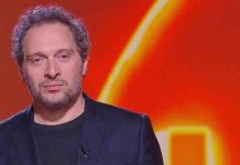 Claudio Santamaria, il monologo a Le Iene sul ruolo del padre: “deve essere impopolare e non amico dei propri figli” | Video Mediaset Claudio Santamaria, monologo a Le Iene