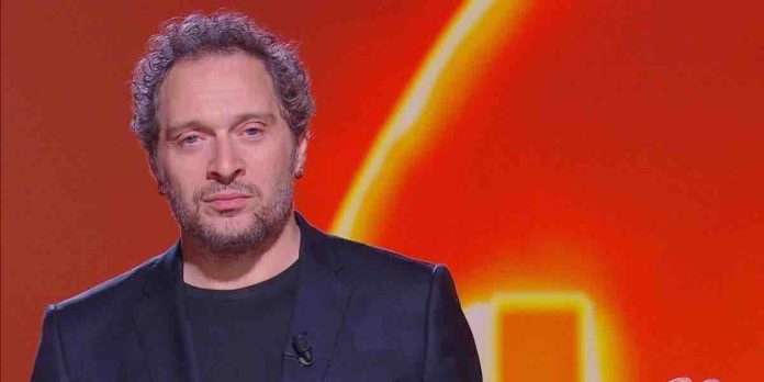 Claudio Santamaria, il monologo a Le Iene sul ruolo del padre: “deve essere impopolare e non amico dei propri figli” | Video Mediaset Claudio Santamaria, monologo a Le Iene