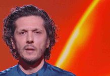 Ermal Meta, il monologo a Le Iene: lo sbarco in Italia con la madre grazie “a due atti di gentilezza” | Video Mediaset Ermal Meta, il monologo a Le Iene