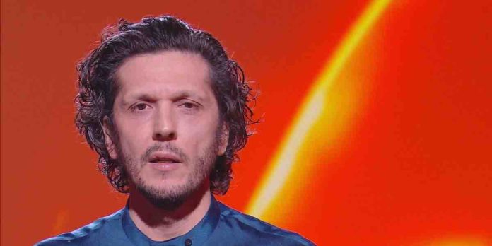 Ermal Meta, il monologo a Le Iene: lo sbarco in Italia con la madre grazie “a due atti di gentilezza” | Video Mediaset Ermal Meta, il monologo a Le Iene