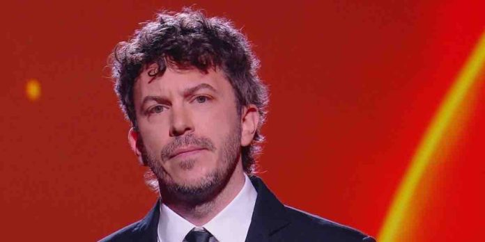 Le Iene, il monologo di Leandro Emede: “I nostri figli privati dei loro diritti, figli di un Dio minore e di un amore sbagliato” | Video Mediaset Leandro Emede, il monologo a Le Iene