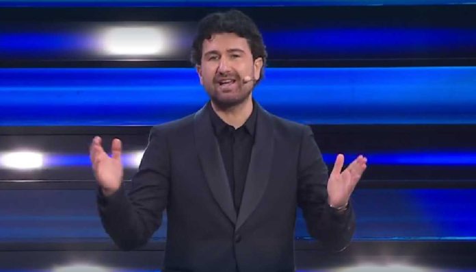 Alessandro Siani arriva sul NOVE con lo spettacolo “Off line”: “Se spegni il telefono, si accende la vita”. Ecco quando in tv Alessandro Siani ad Amici 22