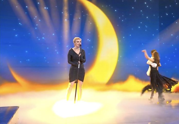 Arisa ad Amici 22 canta La Notte: Raimondo balla con Francesca Tocca | Video Witty Tv Arisa ad Amici 22