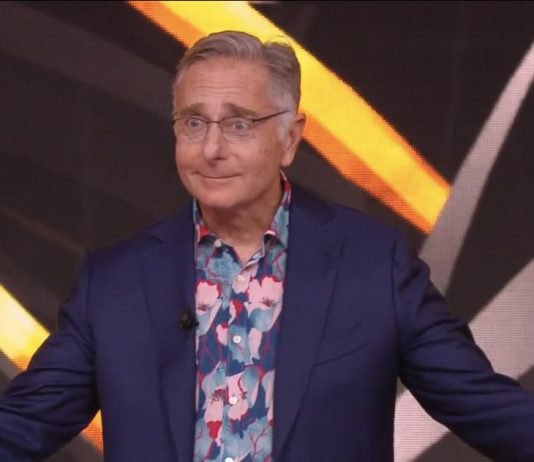 “Felicissima Sera”, Paolo Bonolis e la sfilata di “Ciao Darwin” nello show di Pio e Amedeo | Video Mediaset