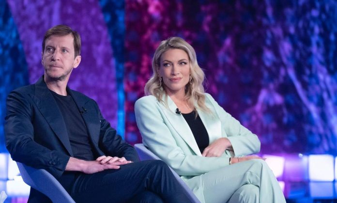 Massimo Ambrosini a Verissimo con la moglie Paola: la malattia di nostro figlio | Video Mediaset Massimo Ambrosini a Verissimo