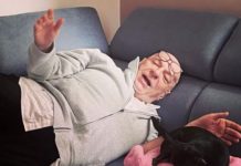 Mauro Coruzzi, in arte Platinette torna a casa dopo l’ictus, la prima foto con il suo cane Kiri Mauro Coruzzi prima foto dopo l'ictus