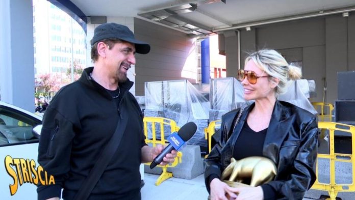 Striscia la Notizia tapiro d’oro a Ilary Blasi: le parole su Francesco Totti | Video Mediaset Striscia la Notizia tapiro d'oro a Ilary Blasi