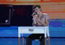 Amici 22, Wax canta la sua ode a Maria De Filippi: l’esibizione | Video Witty Tv Amici 22 Wax e Maria De Filippi