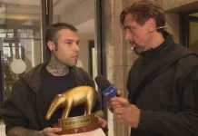 Tapiro d’oro a Fedez, la consegna a Striscia La Notizia | Video Mediaset tapiro a Fedez