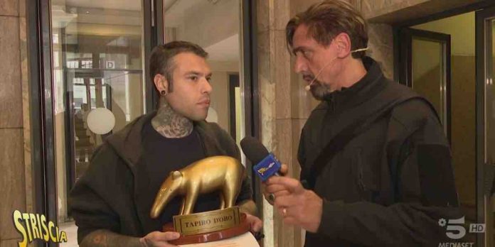 Tapiro d’oro a Fedez, la consegna a Striscia La Notizia | Video Mediaset tapiro a Fedez