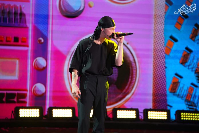 Amici 22, Wax contro i giornalisti: il discorso di Maria “Vado io a citofonare” | Video Witty Tv Amici 22 Wax