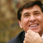 Gianni Morandi apre le porte di casa sua: “A 36 anni volevo mollare, oggi a 81 riempio i palasport. Stefano De Martino a Sanremo? È molto bravo, ha talento e capacità per crescere ancora” Alluvione emilia romagna Gianni Morandi copia