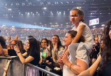 Emma al concerto di Tananai con sopra una bambina sulle spalle a cui dedica un post Instagram Emma con bambina al concerto di Tananai
