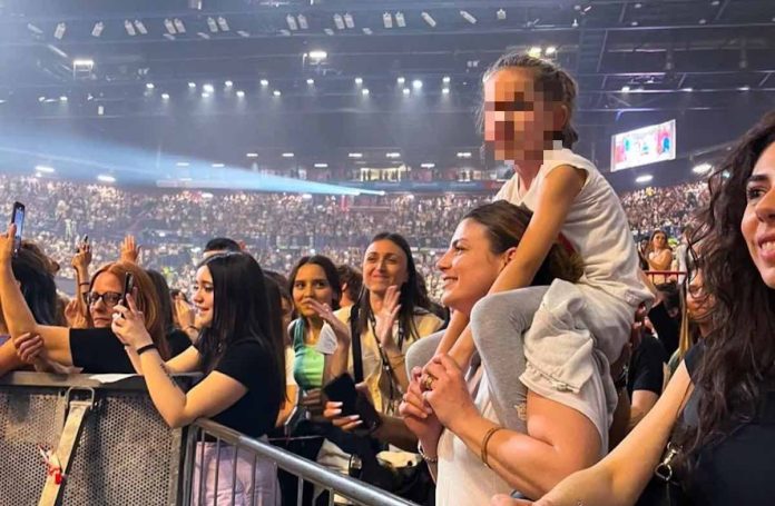 Emma con bambina al concerto di Tananai