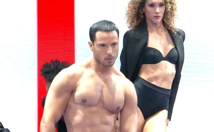 Giuseppe Giofrè ad Amici 22 balla sulle note di Taylor Swift: l’esibizione | Video Witty Tv Giuseppe Giofrè ad Amici 22