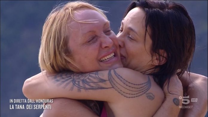 Asia Argento all’Isola dei Famosi 2023: sorpresa a sua sorella Fiore e prova ricompensa | Video Mediaset Isola dei famosi asia argento