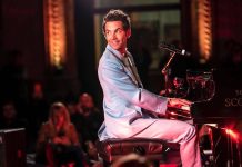 Mika incanta il pubblico al Castello Sforzesco con il suo concerto a lumi di candela per il Piano City Milano | VIDEO Mika Piano City Milano 2023