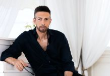 Strano dei Gemelli DiVersi, nuovo singolo “Due Passi”: “Brano stile anni ’60. Sanremo? Da Amadeus lavoro prezioso, come De Filippi con Amici. Lavoro in fabbrica? Ho realizzato i miei sogni” | INTERVISTA Strano Due Passi