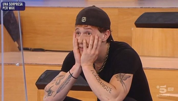 Amici 22, Wax incontra i genitori: il padre balla e fa impazzire i social | Video Witty Tv Amici 22 Wax