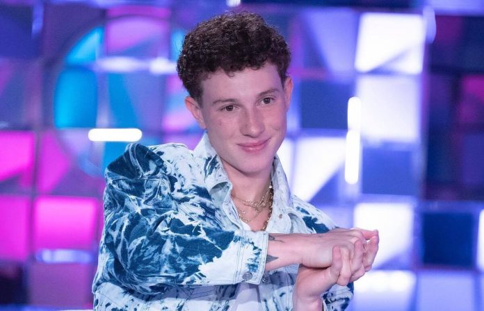 Wax a Verissimo: l’importanza dell’amore e il regalo per Arisa | Video Mediaset Wax a Verissimo