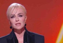 Le Iene, il monologo di Paola Barale sulla menopausa: “c’è ancora un gran pezzo di vita, di nuvole e di sogni, tutti da mordere” | Video Mediaset Paola Barale, il monologo de Le Iene
