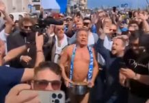 Francesco Paolantoni nudo sul lungomare di Napoli, si tratta di un fioretto per lo scudetto | Video Paolantoni nudo
