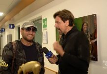 Striscia la Notizia, tapiro per Enrico Papi: “Nessuna lite con la Blasi. Non mi cacciano dall’Isola” Tapiro per Enrico Papi