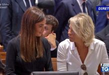 Maria De Filippi in bianco ai funerali di Silvio Berlusconi: Ecco perché De Filippi in Bianco ai funerali di Berlusconi