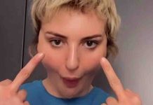 Paola Iezzi al Roma Pride: “Arisa? Uscita infelice su comunità Lgbtq+”. Lei replica con dito medio sui social: “ipocrita, cresci hai 50 anni!” Arisa contro Paola Iezzi