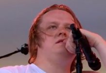 Lewis Capaldi, problemi sul palco al Festival di Glastonbury per la Sindrome di Tourette: la reazione del pubblico | Video