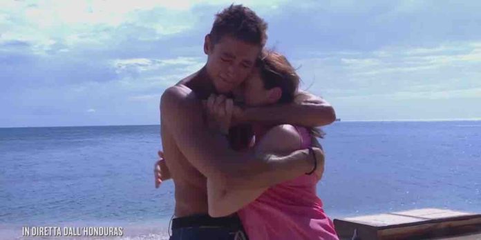 Isola dei Famosi 2023, Luca riceve la sorpresa della mamma: lacrime e commozione | Video Mediaset Luca Vetrone