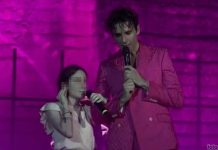 Mika fa salire una fan, una ragazza non vedente, sul palco: duetto da brividi | Video