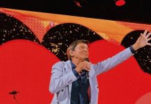 Gianni Morandi: il tour “Go Gianni Go!” infiamma l’Arena dei Pini a Baia Domizia. Intenso omaggio a Lucio Dalla – Video Gianni Morandi
