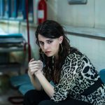 “Mare Fuori 6”, intervista a Giovanna Sannino: “Carmela sarà più cattiva che mai, dopo Edoardo potrebbe nascere un nuovo amore. Mare fuori cattivo esempio per i giovani? Il male non nasce dalla tv” Giovanna Sannino