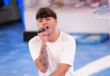 Petit ad Amici 24 riceve il disco di platino per il brano ”Mammamì” | Video Witty Tv Petit ad Amici 24