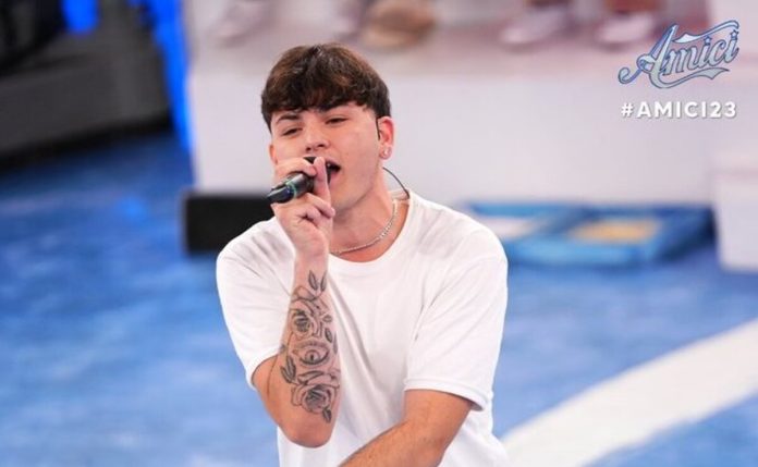 Petit ad Amici 24 riceve il disco di platino per il brano ”Mammamì” | Video Witty Tv Petit ad Amici 24