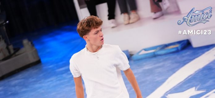 Chi è Simone di Amici 23? Il ballerino danzò con Umberto una coreografia della Peparini | Video Witty Tv Amici 23 eliminato Simone
